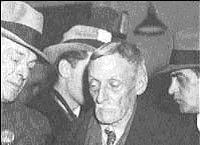 Le dtective King ( gauche) arrte Albert Fish